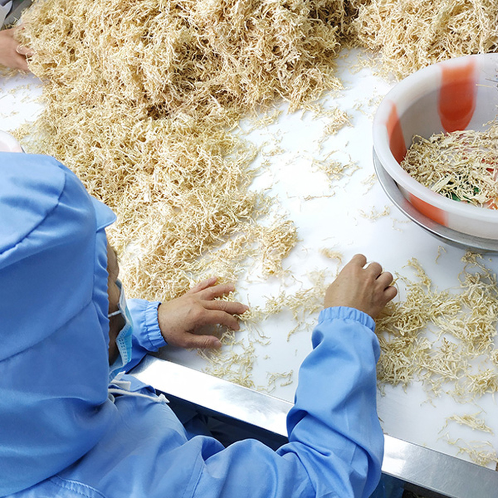 在食品行(xíng)業(yè)的(de)包裝與分(fēn)揀過程中，對(duì)分(fēn)揀系統的(de)要(yào)求更為(wèi)嚴格，需要(yào)同時(shí)保證生(shēng)産速度、食品安全、分(fēn)揀精度等多(duō)重因素。