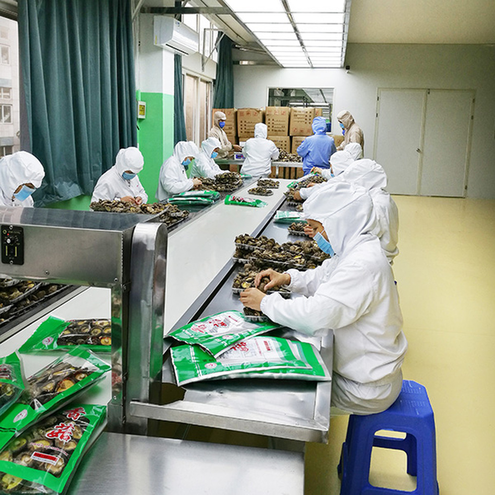流水(shuǐ)線作(zuò)業(yè)合作(zuò)有(yǒu)序，經過多(duō)道(dào)質檢監督，确保産品質量符合HACCP标準。